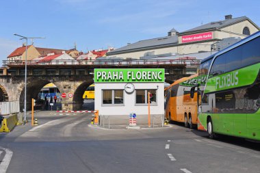 Prague, Çek Cumhuriyeti - 26 Nisan 2018: giriş ve çıkış için merkezi otobüs istasyonu Florenc.