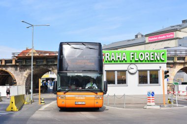 Prague, Çek Cumhuriyeti - 26 Nisan 2018: giriş ve çıkış için merkezi otobüs istasyonu Florenc.
