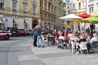 Prague, Çek Cumhuriyeti - 2 Mayıs 2018: tablolar bir restoranın, eski sokaklarında 