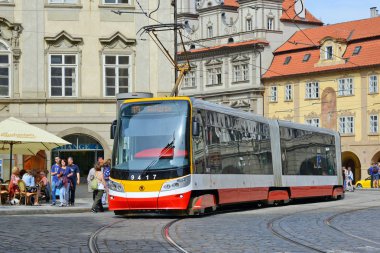 Prague, Çek Cumhuriyeti - 4 Mayıs 2018: bir modern tramvay şehrin sokaklarında.