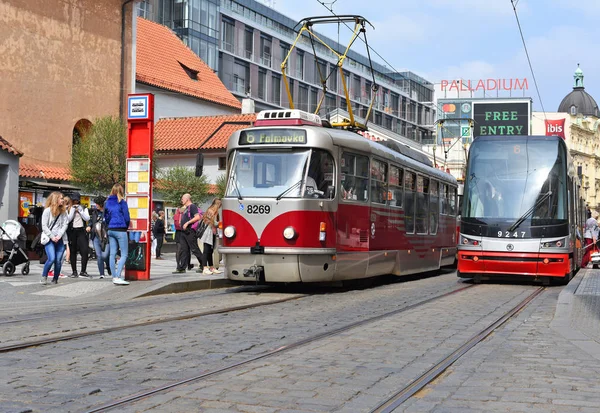 Praha Česká Republika Května 2018 Moderní Tramvaj Ulicích Města — Stock fotografie