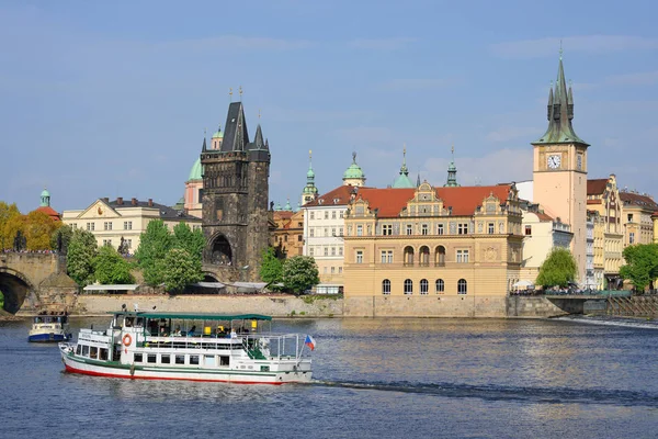 Prague Czech Tasavalta Toukokuuta 2018 Näkymä Kaarlen Sillalle Turisti Jokilaivalle — kuvapankkivalokuva