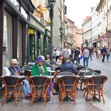 Prague, Çek Cumhuriyeti - 2 Mayıs 2018: tablolar Restoran şehir, eski sokaklarında. 