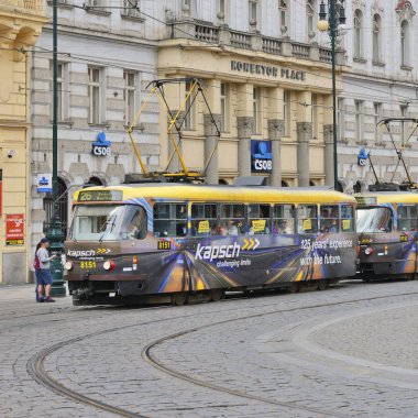 Prague, Çek Cumhuriyeti - 4 Mayıs 2018: eski tramvay şehrin sokaklarında.