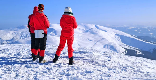 乌克兰霍弗拉山 2019年2月11日 在气垫山山顶上的游客 喀尔巴泰 — 图库照片