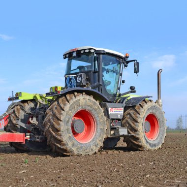Kalush, Ukrayna - 14 Nisan: Bahar alanında modern Claas traktör yakınlarında kasaba Kalush, Ukrayna 14 Nisan 2016 çalışır