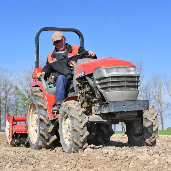 Kalush Ukrajina Dubna 2017 Farmář Traktoru Zpracovává Pole Poblíž Města — Stock fotografie