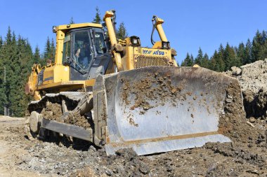 Ukrayna, Polyanytsya - 16 Ekim 2018: Paletli Dozer Komatsu marka Polyanytsya köyü alanında bir inşaat sitesinde.