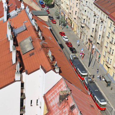 PILSEN, CZECH REPUBLIC - 13 Ekim 2018: St. Bartholomew 'un gözlem güvertesi katedralinin yüksekliğinden eski binaların çatılarının görüntüsü.