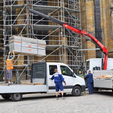 Prague, Çek Cumhuriyeti - 4 Mayıs 2018: boşaltma yapısal unsurları ile parmak eklemi Boom vinç FASSI f80 eski bir bina restorasyonu için iskele.