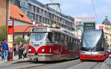 Prag, Çek Cumhuriyeti - 25 Mayıs 2019: Şehrin sokaklarında eski tramvay.