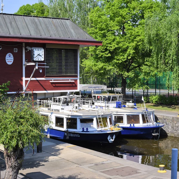 Prague, Çek Cumhuriyeti - 2 Mayıs 2018: nakliye kilit Vltava Nehri üzerinde.
