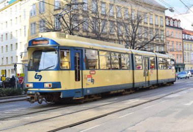 Vienna, Avusturya - Şubat, 9, 2019: Eski tramvay şehrin sokaklarında.