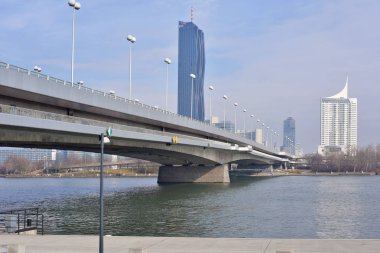 Vienna, Avusturya - Şubat, 9, 2019: Köprü ve modern yüksek katlı binalar bakan Tuna üzerinde dolgu.