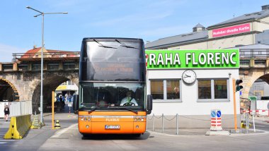 Prague, Çek Cumhuriyeti - 26 Nisan 2018: giriş ve çıkış için merkezi otobüs istasyonu Florenc.