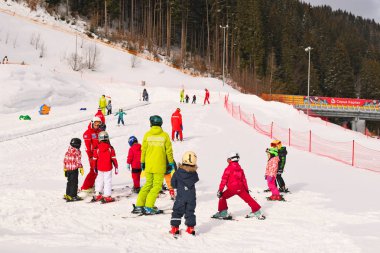 Bukovel (Kayak merkezi ve spa), Ukrayna - 23 Şubat 2019: Yeni başlayanlar için piste.
