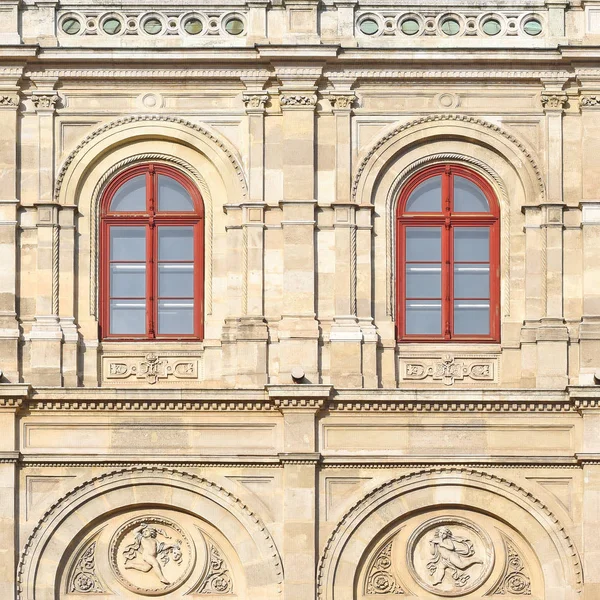 건물의 창입니다 비엔나 오스트리아 2019 — 스톡 사진