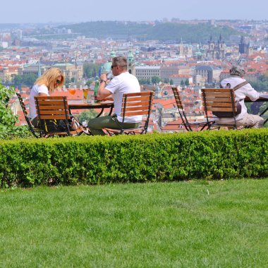 Prag, Çek Cumhuriyeti - 25 Mayıs 2019: Şehrin eski kesiminde restoran.