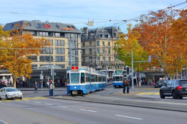 Zürih, İsviçre Konfederasyonu 10 Kasım 2018: Tramvay şehrin sokaklarında.