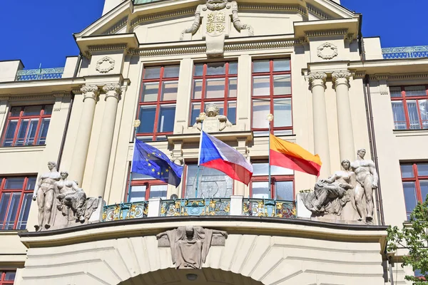 捷克布拉格 2018年5月2日 布拉格市政厅现代建筑正面的欧洲联盟 捷克共和国和布拉格市的旗帜 — 图库照片