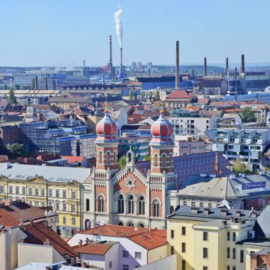 PILSEN, CZECH REPUBLIC - 13 Ekim 2018: St. Bartholomew gözlem güvertesi katedralinin yüksekliğinden Büyük Sinagog manzarası.