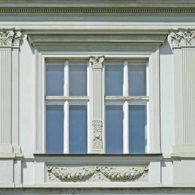 Windows eski bir bina