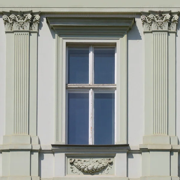 一座古建筑的窗户 — 图库照片