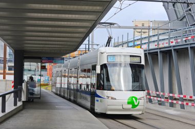 Bratislava, Slovakya Cumhuriyeti - 02 Nisan 2019: Slovakya Cumhuriyeti uçak gemisi yolcu terminali yakınında.