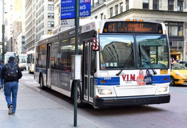 New York, Amerika Birleşik Devletleri - Mart, 8, 2019: otobüs, Büyükşehir Ulaşım Otoritesi (Mta) şehrin sokak üzerinde. 