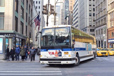 New York, Amerika Birleşik Devletleri - Mart, 8, 2019: otobüs, Büyükşehir Ulaşım Otoritesi (Mta) şehrin sokak üzerinde. 