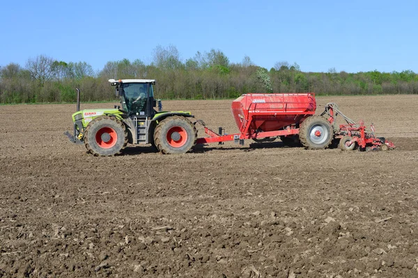 Tractor Arando Campo — Foto de Stock