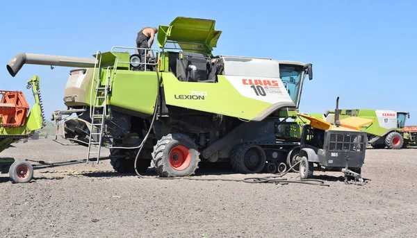 Kalush Ukraine October Modern Combine Harvesting Field Town Kalush Western — Stockfoto