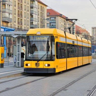 Dresden, Almanya Federal Cumhuriyeti - 25 Kasım 2018: tramvay şehrin sokaklarında.