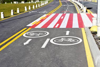 Ukrayna, Polyanytsya - 16 Ekim 2018: Yol bölümüne yayalar ve bisikletliler hareketini düzenleyen yol işaretleri ile.