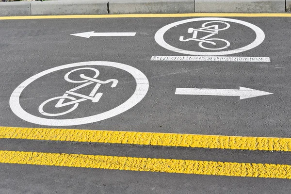 乌克兰 Polyanytsya 2018年10月16日 道路路段 有道路标记 规范行人和骑自行车者的行动 — 图库照片