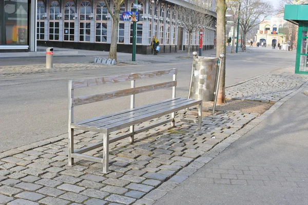 奥地利维也纳 2019年2月9日 Prurstelprater 由轧制不锈钢制成的手工金属长凳 莱奥波尔德施塔特 — 图库照片