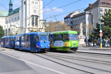 Bratislava, Slovakya-Mart 31, 2019: şehrin sokaklarında eski tramvay.