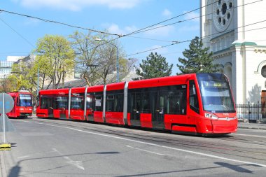 Bratislava, Slovakya-Mart 31, 2019: şehrin sokaklarında modern bir tramvay.