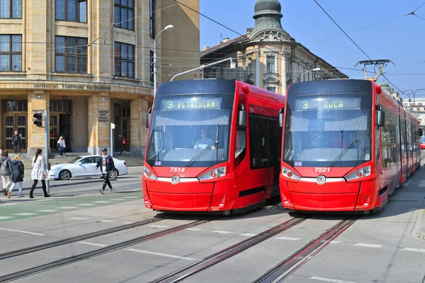 斯洛伐克共和国布拉迪斯拉发 2019年3月31日 城市街道上的现代电车 — 图库照片