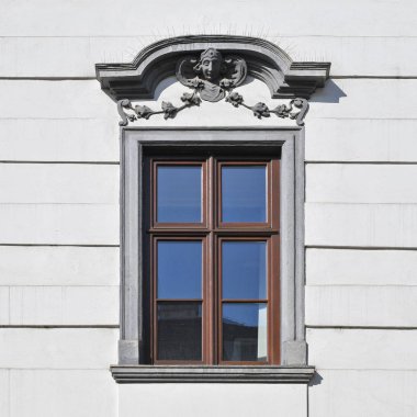 Eski bir binanın penceresi. Yaşlı Bratislava, 2019. 