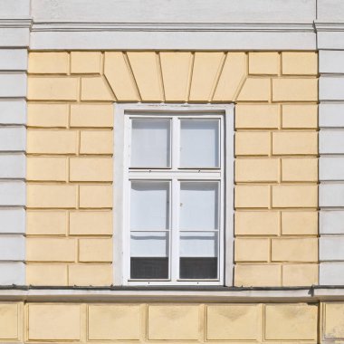 Eski bir binanın penceresi. Yaşlı Bratislava, 2019. 