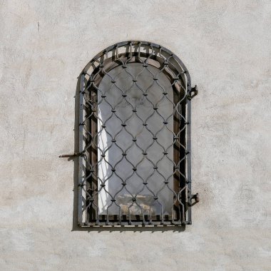 Eski bir binanın kafesli penceresi. Yaşlı Bratislava, 2019. 