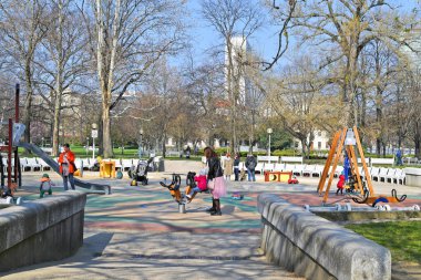 Bratislava, Slovak Cumhuriyeti - 01 Nisan 2019: Şehir parkının bahçesinde sabah.