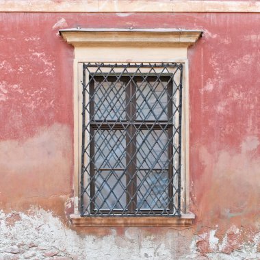 Eski bir binanın kafesli penceresi. Yaşlı Bratislava, 2019. 