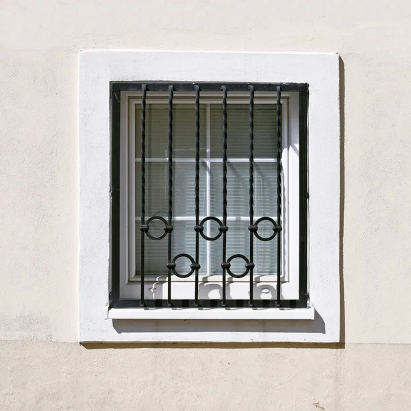 Eski bir binanın kafesli penceresi. Yaşlı Bratislava, 2019. 