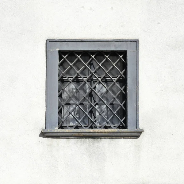 古代の建物の格子窓 古いブラチスラバ 2019 — ストック写真