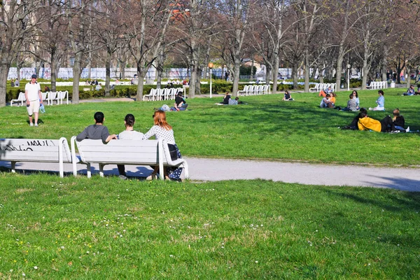Bratislava, Slovakya Cumhuriyeti - 01 Nisan 2019 - Şehir parkında sabah.