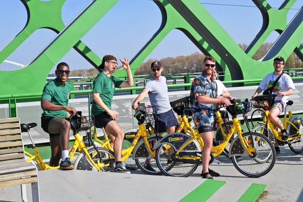 2019年4月1日 斯洛伐克共和国布拉迪斯拉发 一群骑自行车的有组织的游客在旧桥的观景台上租车游览该市 — 图库照片