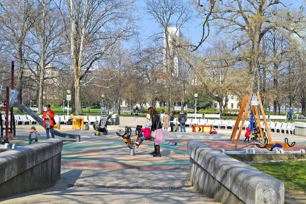 Bratislava, Slovak Cumhuriyeti - 01 Nisan 2019: Şehir parkının bahçesinde sabah.