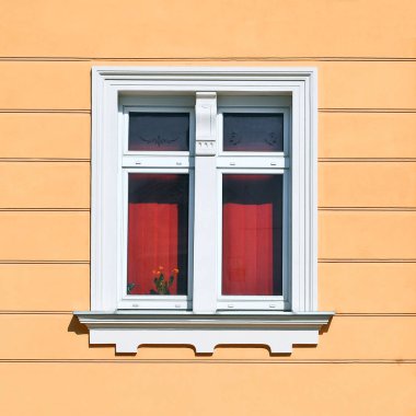 Eski bir binanın penceresi. Yaşlı Bratislava, 2019. 